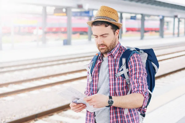 Mann Reisender Backpacker Wartet Bahnhof Auf Zug — Stockfoto