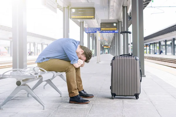 Hoffnungsloser Verzweifelter Mann Wartet Bahnhof Auf Den Zug — Stockfoto