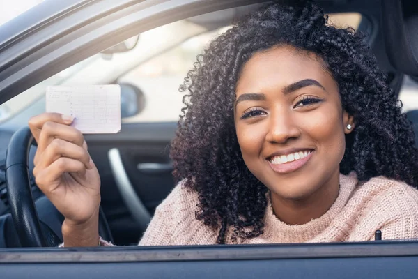 Feliz Mulher Negra Dirigindo Seu Carro Novo Segurando Carta Condução — Fotografia de Stock