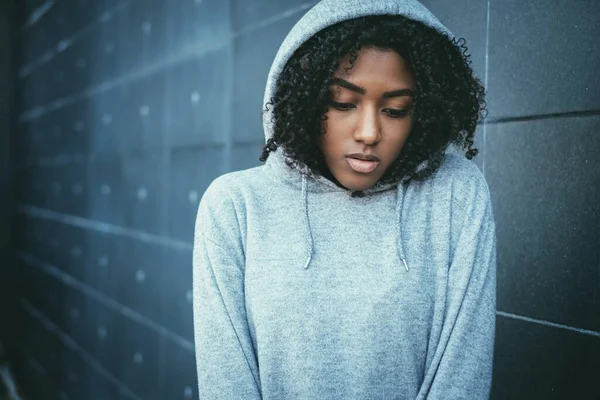 Trauriges Porträt Einer Jungen Schwarzen Frau Mit Negativen Emotionen — Stockfoto