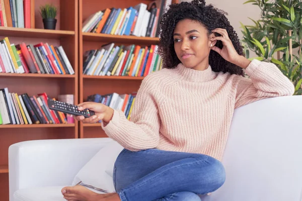 Mulher Negra Feliz Assistindo Televisão Casa — Fotografia de Stock