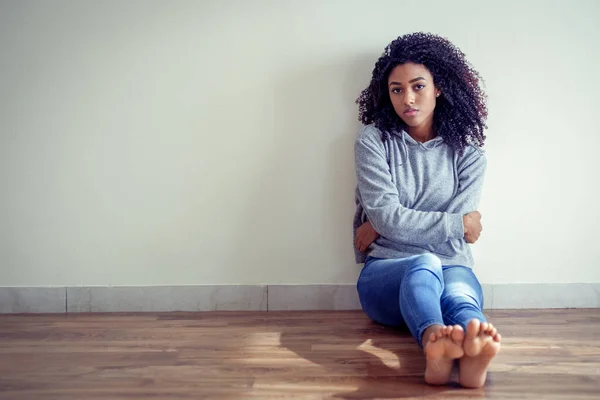 Πορτρέτο Του Μαύρου Κοριτσιού Που Υποφέρει Μοναξιά Και Κατάθλιψη — Φωτογραφία Αρχείου