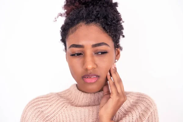 Portret Van Jonge Zwarte Vrouw Lijden Tandheelkundige Pijn Geïsoleerd Witte — Stockfoto