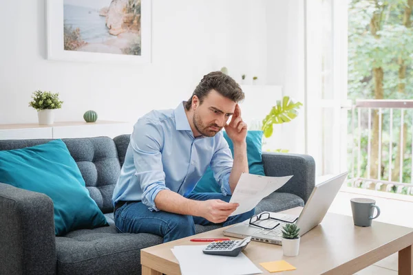 Besvärad Kille Som Beräknar Räkningar Skattekostnader Och Räknar Hem Verksamhet — Stockfoto