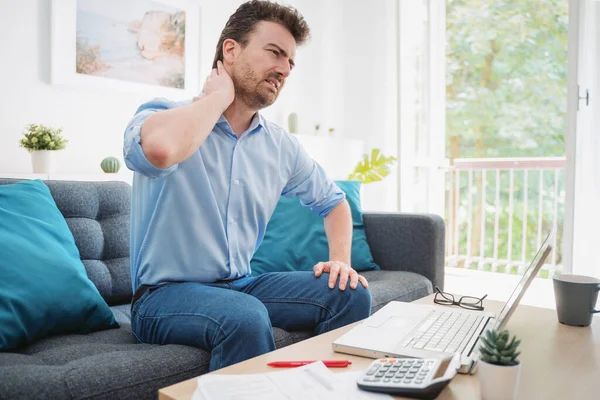 Pijnlijke Man Pijn Rug Teugels Thuis — Stockfoto