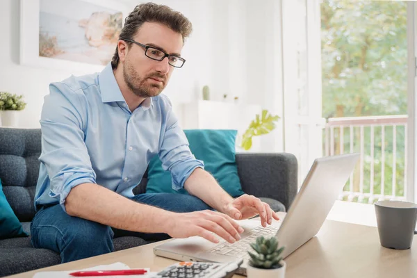 Kille Som Arbetar Hemifrån Med Internetuppkoppling — Stockfoto