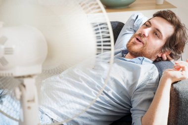 Sıcak yaz boyunca tazelemeye çalışan bir adam.