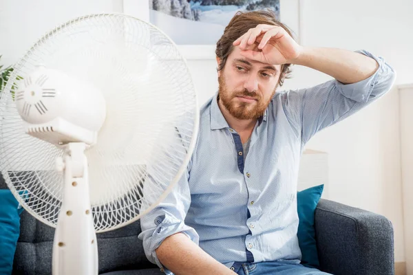 Hombre Tratando Refrescarse Durante Verano Caliente —  Fotos de Stock