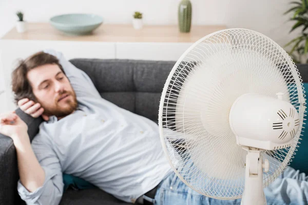 Cara Retrato Sofrendo Calor Verão Casa — Fotografia de Stock