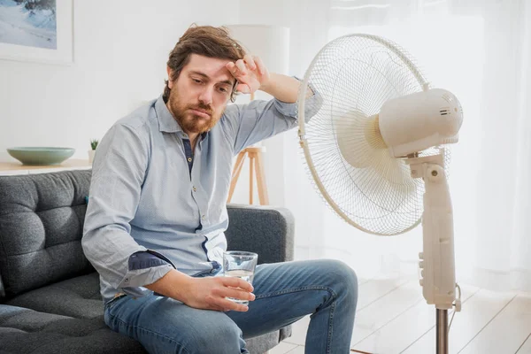 Homem Tentando Refrescar Durante Verão Quente — Fotografia de Stock