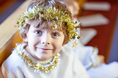 küçük çocuk çocuk Noel arifesinde kilisede