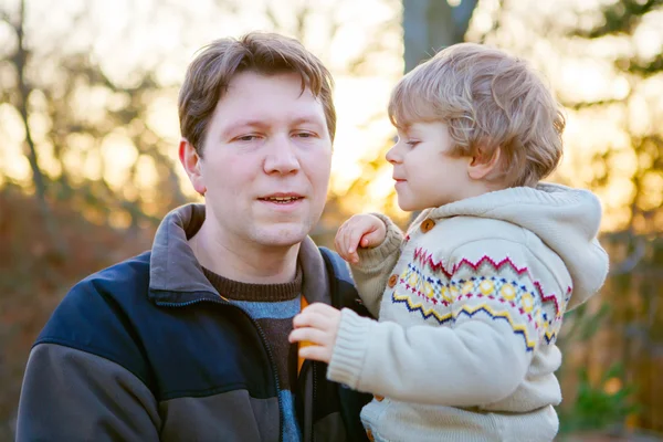 Pappa och lilla son i park eller skogen, utomhus. — Stockfoto