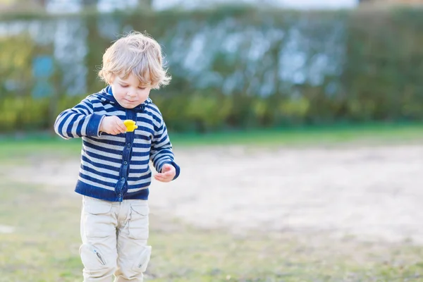 Retrato de criança menino se divertindo no parque infantil ao ar livre — Fotografia de Stock