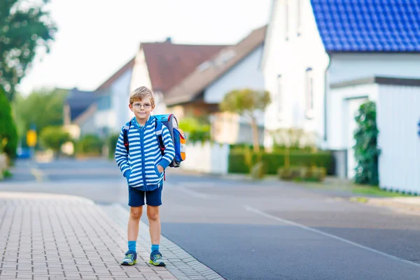学校へ行く途中でランドセルを持った子供少年 — ストック写真