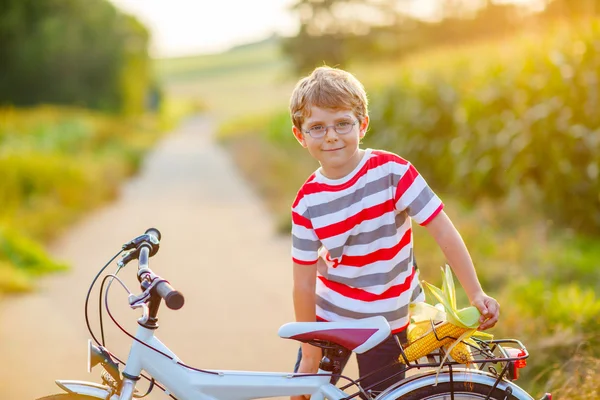 Sjoel jongen jongen met plezier met paardrijden van fiets — Stockfoto
