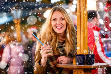 Alman noeli piyasada sıcak panç içiyoruz kadın.