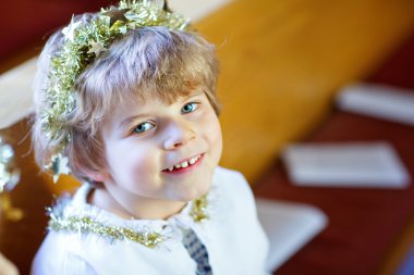 küçük çocuk çocuk Noel arifesinde kilisede