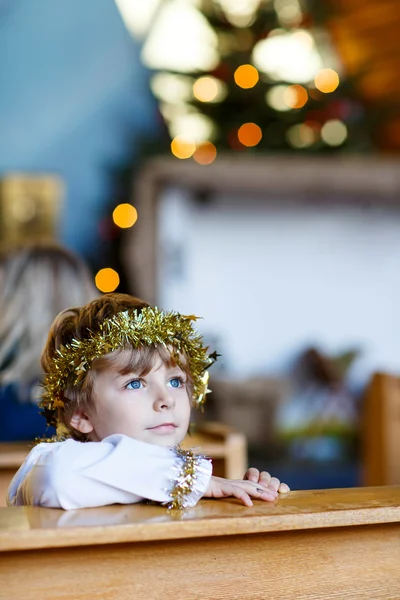 Kleiner Junge spielt Weihnachtsengel in der Kirche — Stockfoto