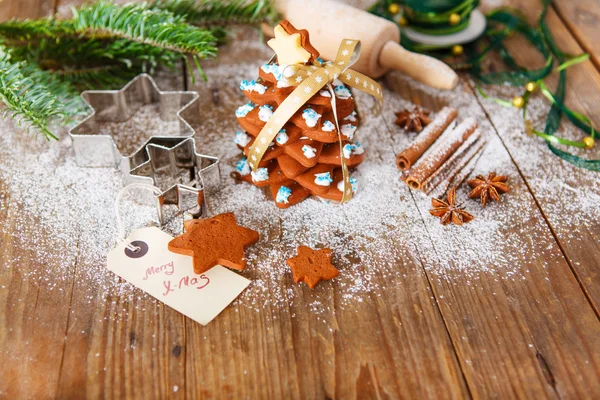 Zelfgemaakte gebakken peperkoek kerstboom op vintage houten rug — Stockfoto