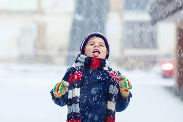 Mutlu çocuk kışın kar ile eğleniyor — Stok fotoğraf