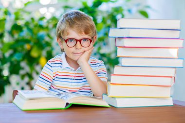 Küçük çocuk çocuk okuma kitabı okulda