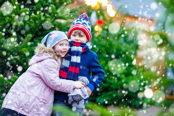 两个小孩在圣诞市场上拥抱 — 图库照片