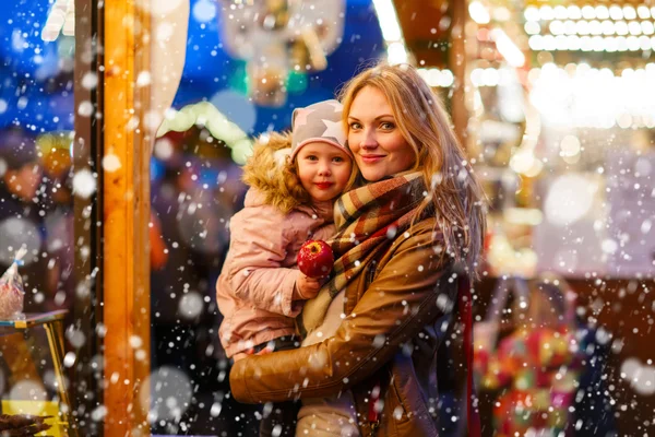 Mère et petite fille sur le marché de Noël — Photo