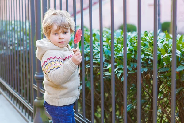 Küçük beyaz yürümeye başlayan çocuk dışarıda eğleniyor — Stok fotoğraf