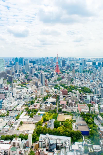 Pohled shora na Tokyo Tower s mrakodrapy v Japonsku — Stock fotografie