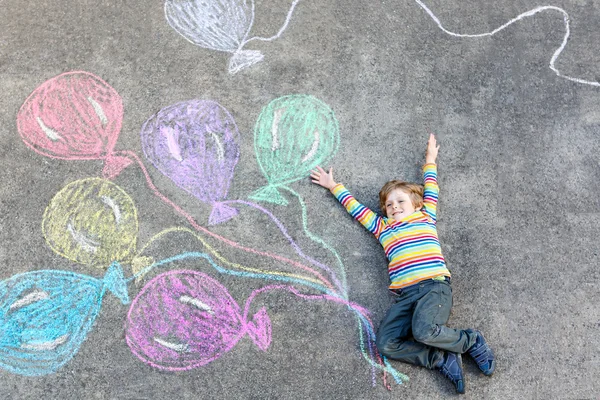 Kid boy zabawy kolorowe balony rysunek z kredami — Zdjęcie stockowe