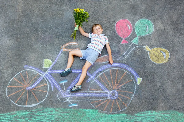 Kleiner Junge hat Spaß mit Fahrradkreiden Bild — Stockfoto