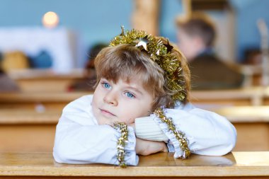 Noel hikaye kilisede bir melek oynarken küçük çocuk çocuk