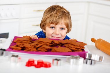 Küçük Noel kurabiyeleri evde pişirme çocuk çocuk