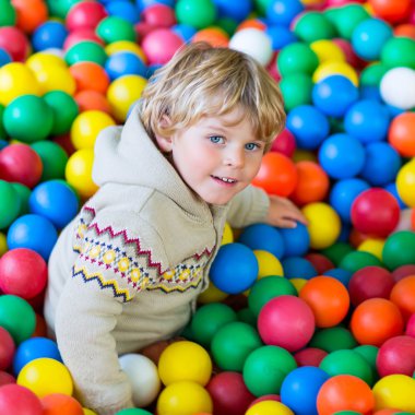 renkli plastik toplar parkında oynayan çocuk