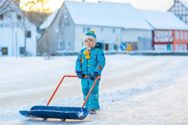 Niño jugando con nieve en invierno, al aire libre — Foto de Stock