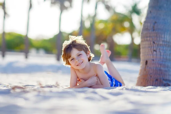 Petit garçon s'amuser sur la plage tropicale — Photo