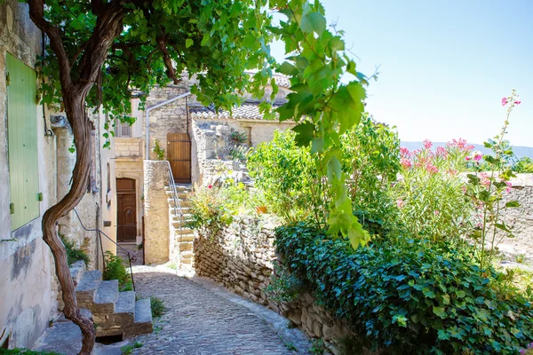 Stará ulice Gordes, město v Provence, Francie — Stock fotografie