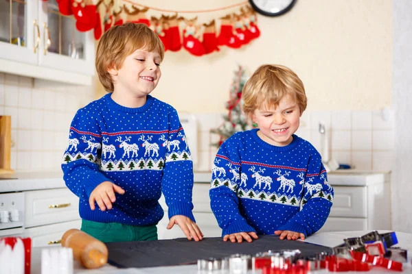 Two little kid boys baking gingerbread cookies — Stock Photo, Image