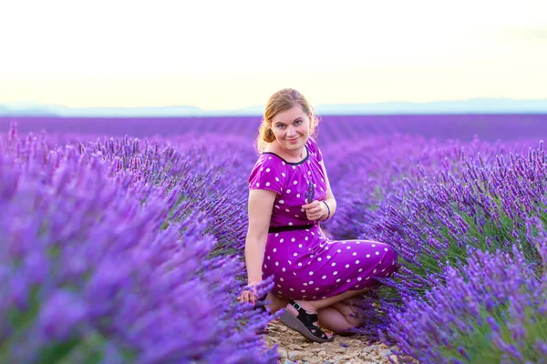 浪漫的女人在薰衣草田，在普罗旺斯的假期, — 图库照片