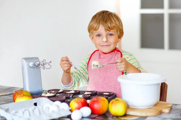 Lustige blonde Kind Junge backt Apfelkuchen drinnen — Stockfoto