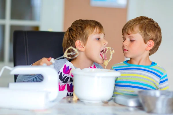 Due bambini ragazzi torta di cottura in cucina domestica — Foto Stock