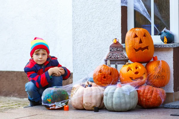 Kleiner Junge mit Kürbissen am Halloween-Abend — Stockfoto