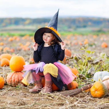 küçük kız giyiyor halloween cadı kostüm kabak yama