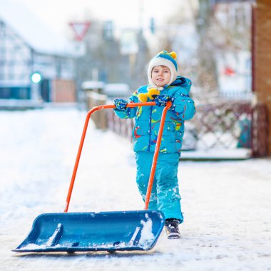 Kış, açık havada kar ile oynarken küçük çocuk çocuk