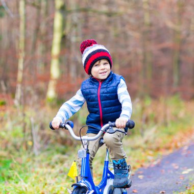 Küçük çocuk çocuk sonbahar ormandaki bisiklet ile