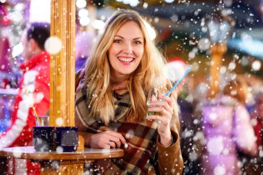 Alman noeli piyasada sıcak panç içiyoruz kadın.