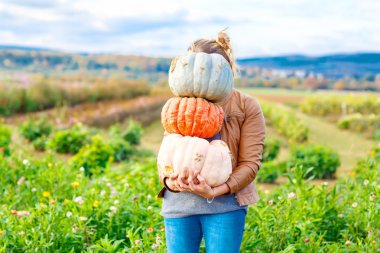 Çiftlikte üç büyük kabak ile güzel kadın