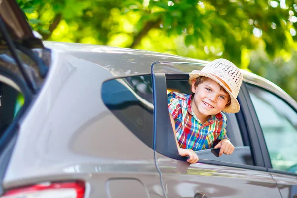 少しだけ休暇に向けて出発する前に車に座っている少年を子供します。 — ストック写真