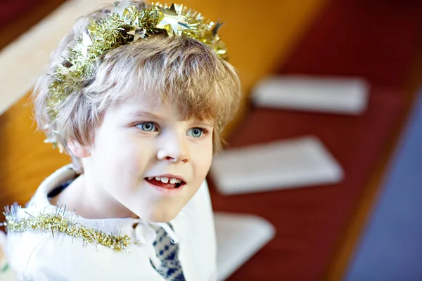 Kleiner Junge an Heiligabend in der Kirche — Stockfoto