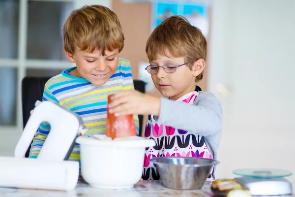 Zwei kleine Jungen backen Kuchen in häuslicher Küche — Stockfoto